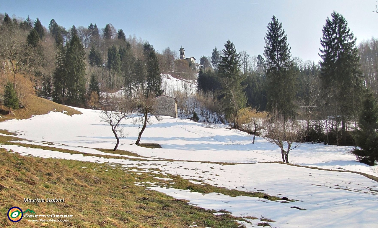 58 Torno a valle seguendo la stradetta asfaltata, riecco la chiesina di San Rocco....JPG